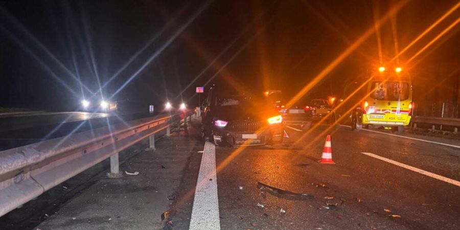 Nach einer Kollision und einem Folgeunfall war die Zubringerstrasse N1R bei Suhr AG am Montagabend für mehrere Stunden nur beschränkt befahrbar.