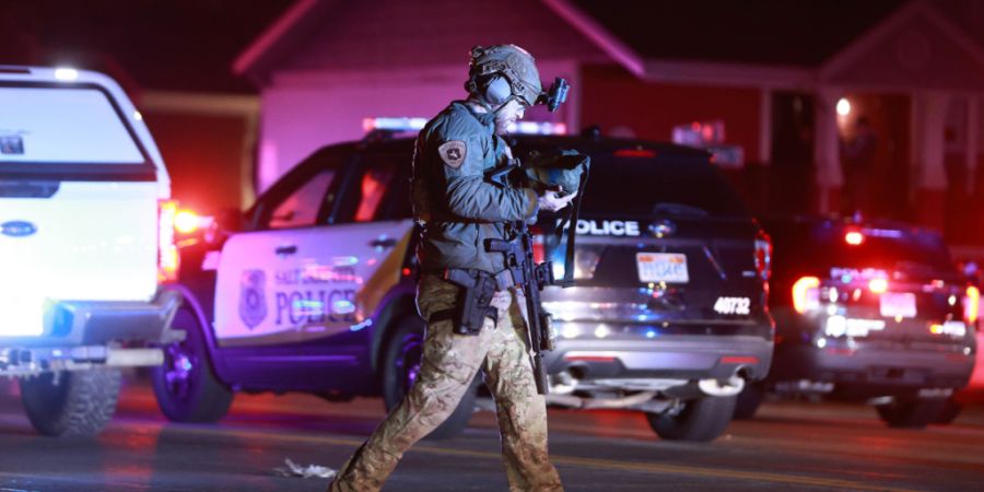 Die Polizei reagiert auf tödliche Schüsse auf einem Parkplatz der Kirche Jesu Christi der Heiligen der Letzten Tage. Foto: Rio Giancarlo/The Deseret News/AP/dpa - ACHTUNG: Nur zur red...