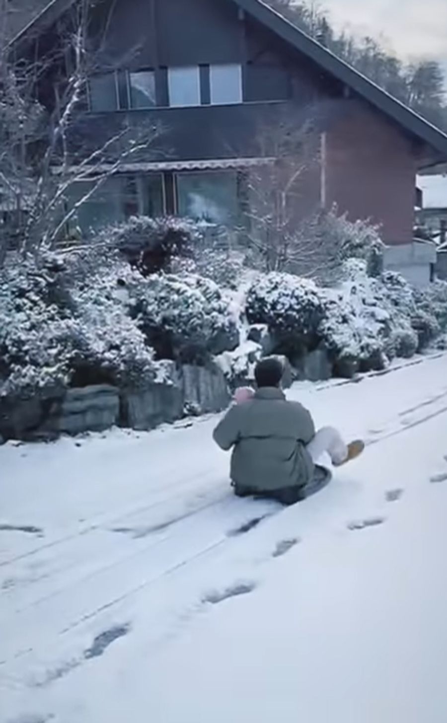Luca Hänni hält sein Töchterchen im Arm, während er die Strasse runter schlittelt.
