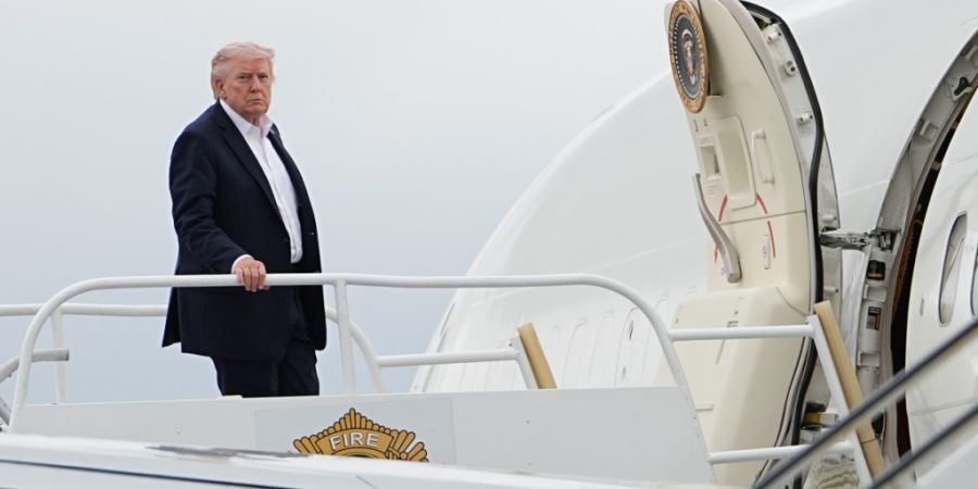 US-Präsident Donald Trump besteigt die Air Force One am Miami International Airport. Foto: Matt Rourke/AP/dpa