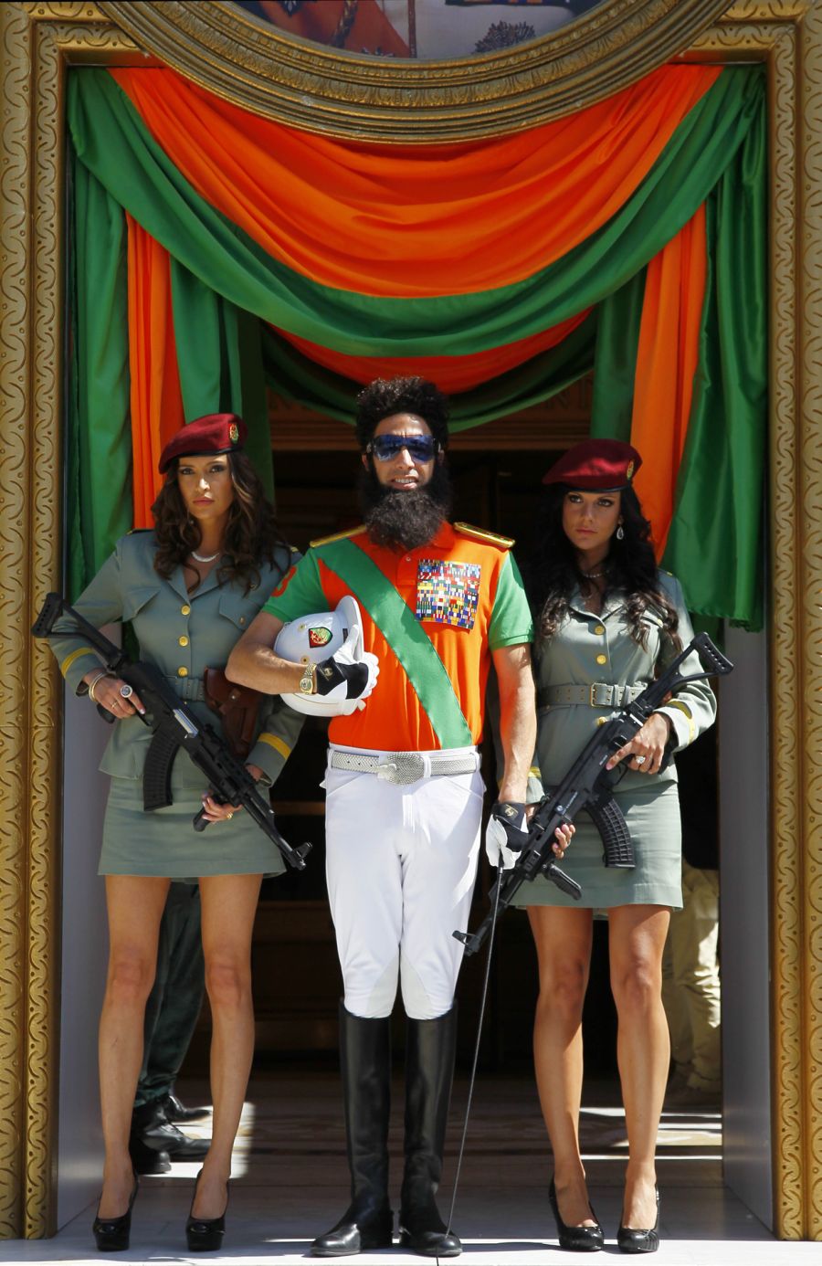 So trat Jessica Moretti (rechts) in Cannes an der Seite von Sacha Baron Cohen auf.