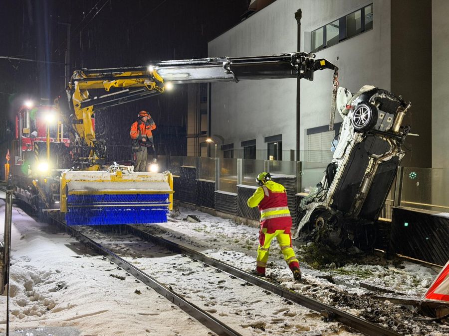 Das Auto musste mit einem Schienenkran geborgen werden.