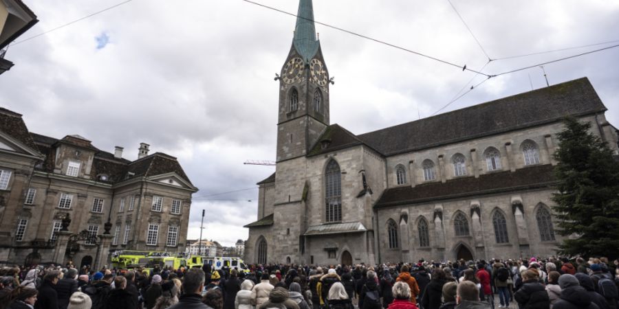 Hunderte Menschen gedachten der Opfer der Brandkatastrophe in Crans-Montana am Freitag auf dem Zürcher Münsterhof.