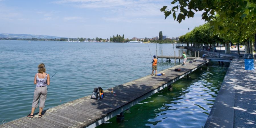 Der Zuger Stadtrat möchte im Gebiet Unterer Frauenstein zusätzliche 70 Meter Ufer der Bevölkerung zugänglich machen. (Archivaufnahme)