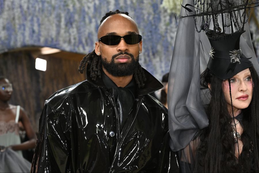 Akeem Morris und Madonna kamen gemeinsam zur Met Gala. Madonna setzte auf einen düsteren Look mit auffälligem Kopfschmuck.