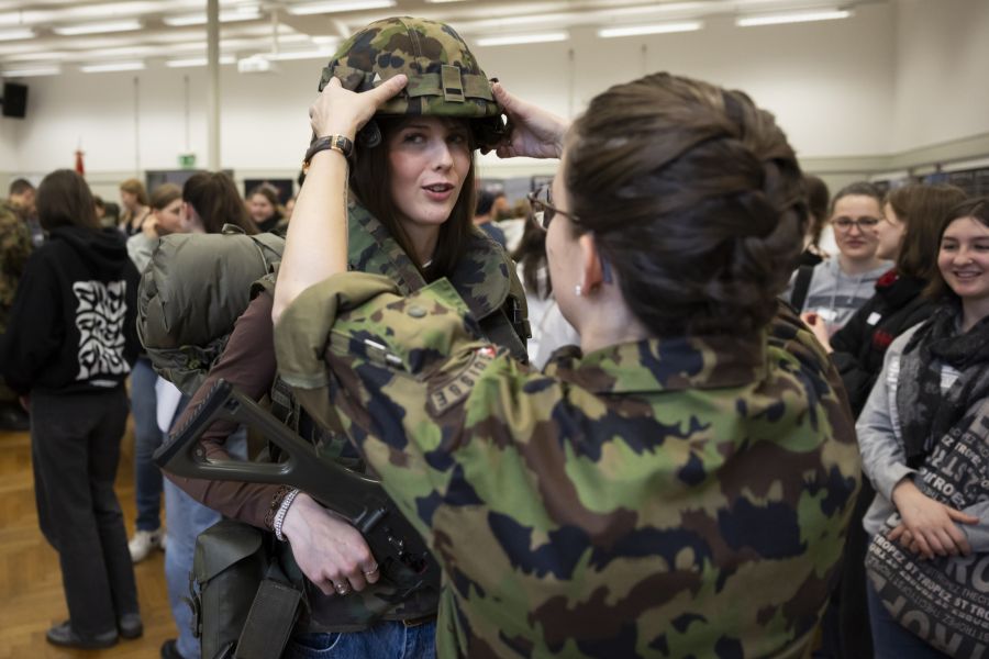 Laut den Jungfreisinnigen soll die Wehrpflicht für alle gelten – auch für Frauen. Der Zivildienst hingegen soll abgeschafft werden. (Symbolbild)