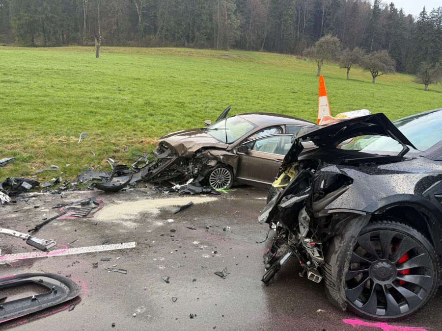Eine 36-jährige Autofahrerin wurde bei dem Unfall schwer verletzt.