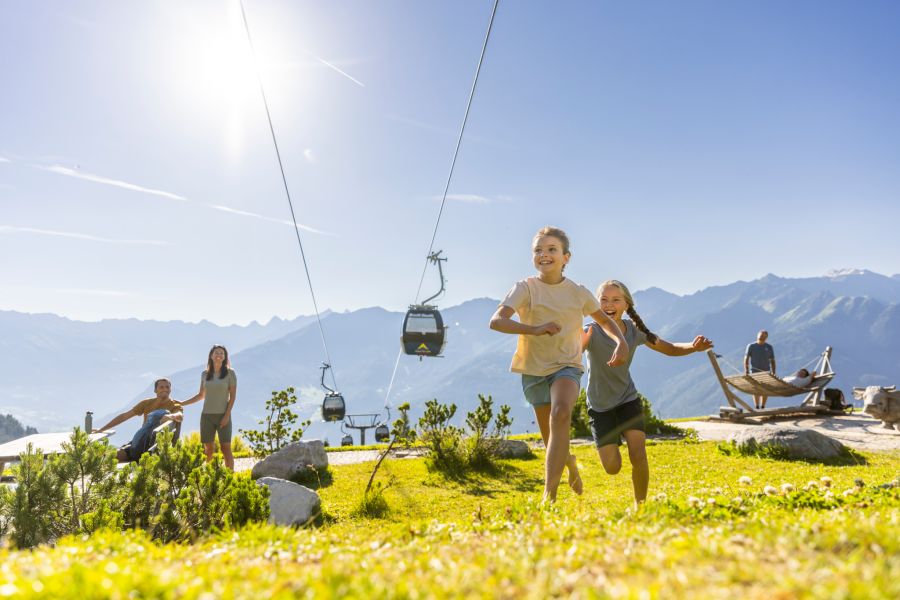 Ferien, die Spass machen: Eine Familie beim Sommerfunpark in Serfaus-Fiss-Ladis.