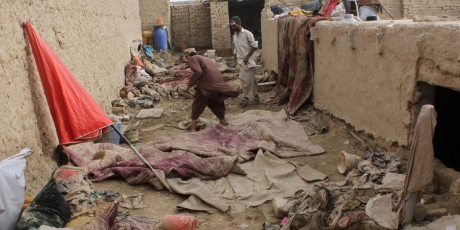 Einheimische inspizieren am Sonntag ein beschädigtes Haus nach Überschwemmungen, Erdrutschen und Gewitterstürmen in der Provinz Kandahar. Foto: Sibghatullah/AP/dpa