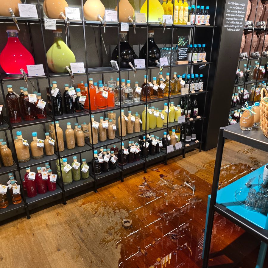 Über eine Woche lang klebte der Boden.