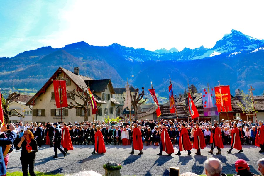 Einzug der Pannerträger auf dem Fahrtsplatz. Dort wird jeweils der in mittelalterlicher Sprache abgefasste Fahrtsbrief verlesen, der ungefähr aus dem Jahre 1420 stammen soll.