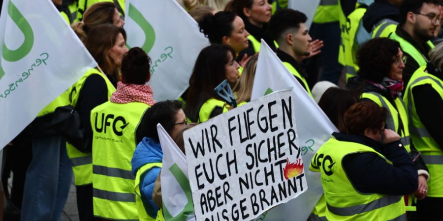 Zum Streik hat die Kabinengewerkschaft Ufo aufgerufen, um in mehrere festgefahrene Tarifkonflikte bei der Lufthansa Kerngesellschaft und der Regionaltochter Lufthansa Cityline Bewegung ...