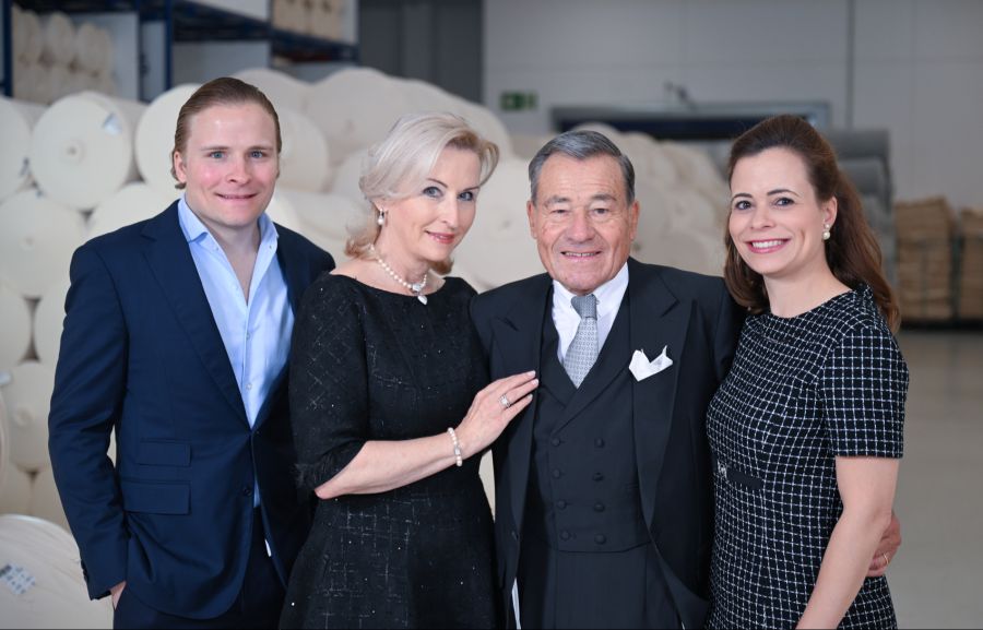 Wolfgang Grupp im Kreis seiner Familie. Die Führung des Unternehmens haben inzwischen die Kinder übernommen.