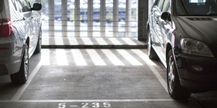 Die SP wollte verhindern, dass die Mitarbeiter-Parkplätze am Flughafen teurer werden. Eine Mehrheit des Parlaments kritisierte den Vorstoss. Betroffen seien ja nur Angestellte mit Bür...