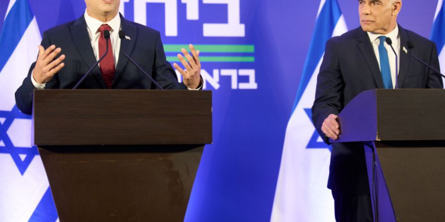 Die ehemaligen israelischen Ministerpräsidenten Naftali Bennett (l) und Yair Lapid geben auf einer gemeinsamen Pressekonferenz bekannt, dass ihre Parteien bei den kommenden Wahlen in H...