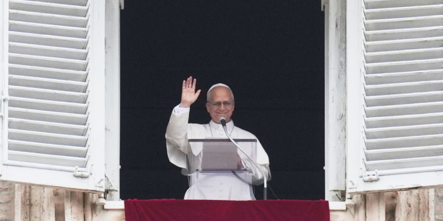 Papst Leo XIV. während des Angelus-Mittagsgebets im Vatikan. Foto: Alessandra Tarantino/AP/dpa
