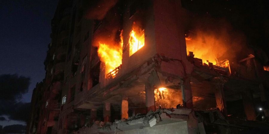 Brennendes Gebäude nach einem israelischen Angriff in Gaza-Stadt. Foto: Jehad Alshrafi/AP/dpa