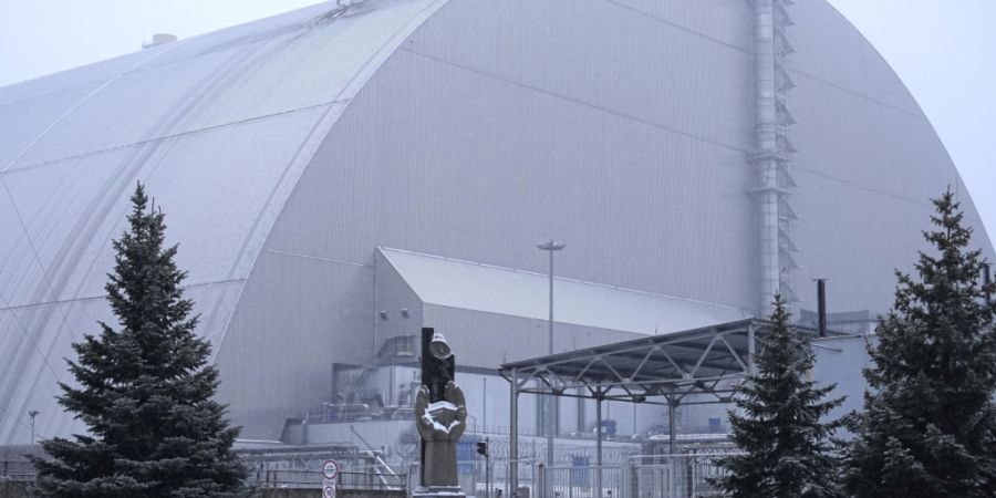 ARCHIV - Ein Blick auf den Sicherheitsbehälter, der die Überreste des Reaktors Nummer vier im ehemaligen Atomkraftwerks Tschernobyl schützt und zur Eindämmung der Strahlung gebaut w...