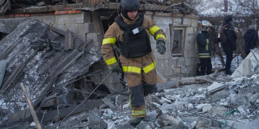 dpatopbilder - Ein Einsatzleiter inspiziert den Ort eines russischen Luftangriffs in Charkiw. Foto: Andrii Marienko/AP/dpa