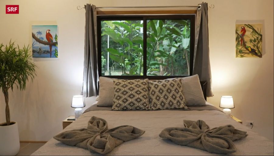 In einem ihrer Bungalows konnten sie bereits Gäste empfangen.