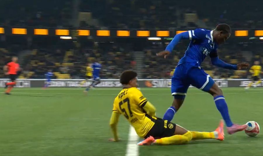 Weil Mambwa den Fuss von Lausannes Traore blockiert, kassiert er die Rote Karte.