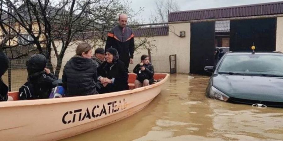 HANDOUT - Einsatzkräfte des russischen Katastrophenschutzes, die Menschen aus einem überfluteten Gebiet im Derbent-Distrikt der Republik Dagestan evakuieren. Die Rettungsaktion erfolg...