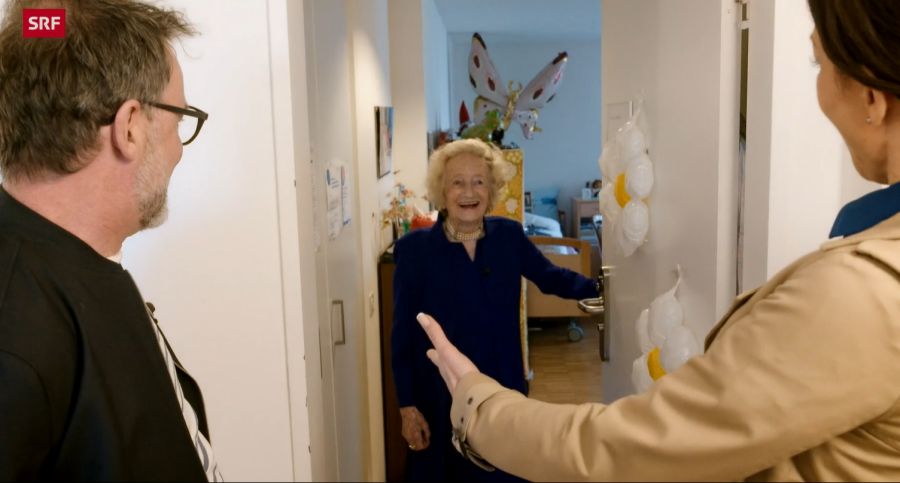 Margrit Vögtlin freut sich über den Besuch von Nik Hartmann und Kiki Maeder.