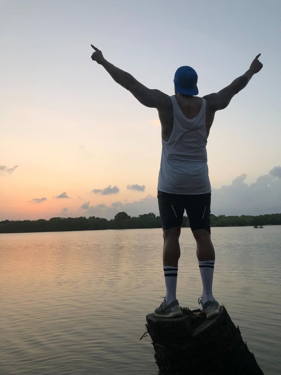 Auch diese Siegespose am Wasser können viele von Patrices Followern nicht nachvollziehen.