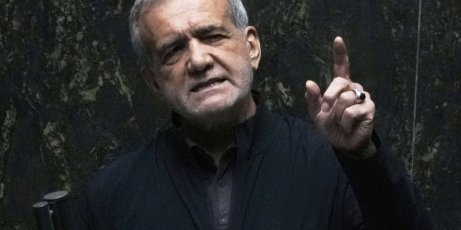 ARCHIV - Der iranische Präsident Massud Peseschkian spricht in einer öffentlichen Sitzung des Parlaments. (zu dpa: «Iran nennt Forderungen nach Kapitulation «absurd»») Foto: Vahid...