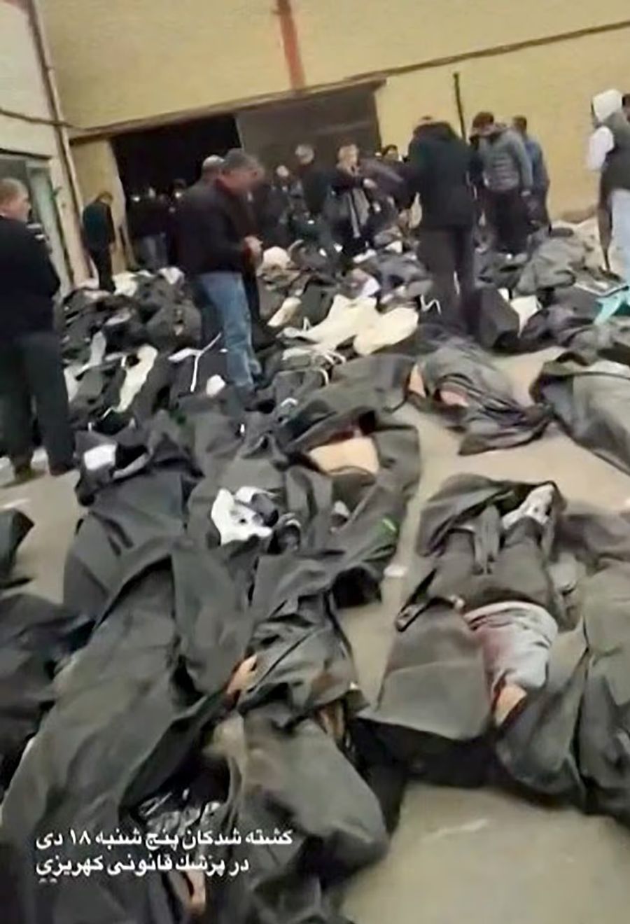 Dieses Bild soll den Innenhof des forensischen Diagnose- und Laborzentrums der Provinz Teheran in Kahrizak am 12. Januar zeigen. Dutzenden von Leichen in Leichensäcken, sind hier für die Angehörigen ausgelegt.