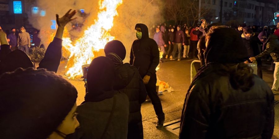 dpatopbilder - Dieses am 09. Januar aufgenommene und am 13. Januar via AP zur Verfügung gestellte Foto soll Iraner bei einem Protest gegen die Regierung in Teheran zeigen. Foto: Uncred...