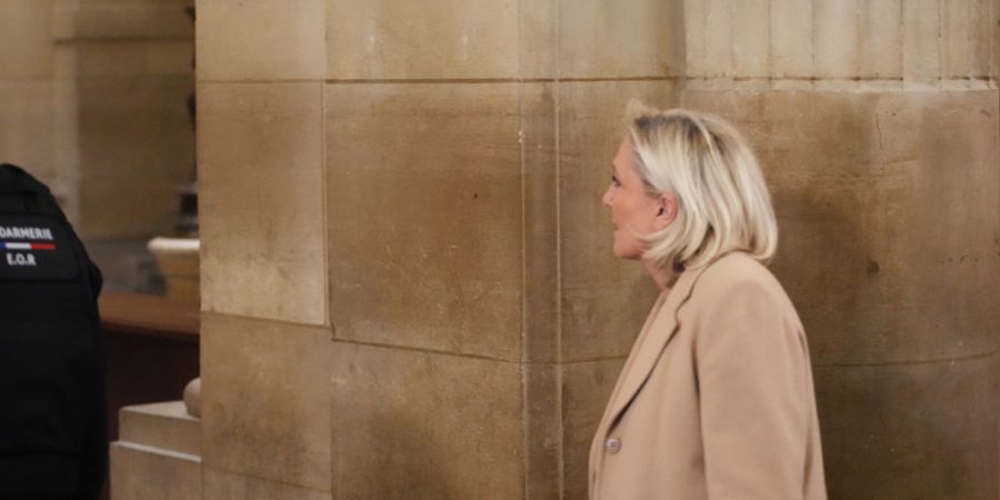 Marine Le Pen, Fraktionsvorsitzenden der französischen rechtsextremen Partei Rassemblement National (RN), kommt zu einer Anhörung in ihrem Berufungsverfahren wegen des Verdachts auf V...