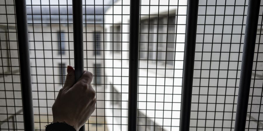 hinter gittern