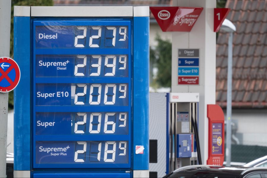 In Europa wurden weniger Massnahmen ergriffen. Viele Länder setzen auf tiefere Benzinpreise durch gesenkte Steuern.