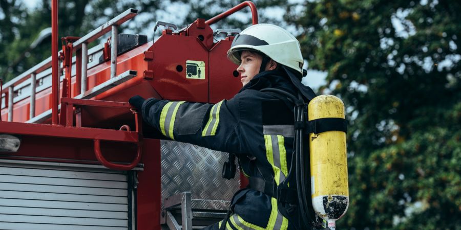 Frau Feuerwehrwagen Uniform Feuerlöscher