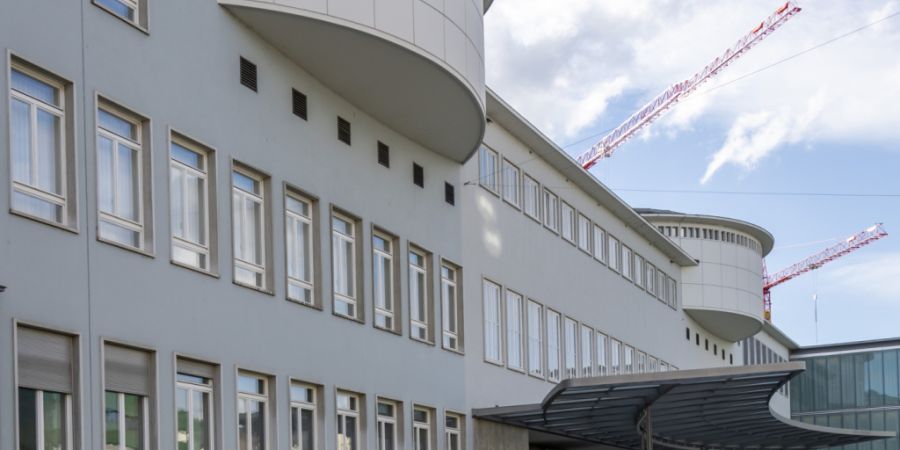 150 Millionen Franken, die eigentlich für den Bau des Klinikums 3 des Universitätsspitals Basel gedacht waren, sollen stattdessen zur Refinanzierung des Kaufs des Claraspitals dienen....