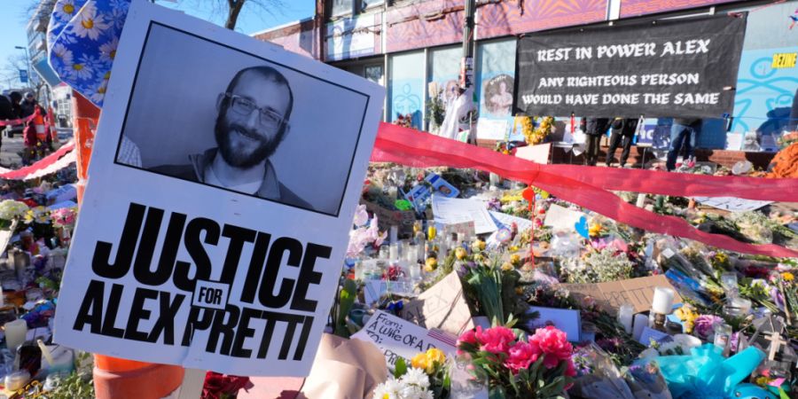 ARCHIV - Menschen versammeln sich um eine Gedenkstätte für Alex Pretti, der von US-Bundesbeamten erschossen worden war. Foto: Alex Brandon/AP/dpa/Archivbild