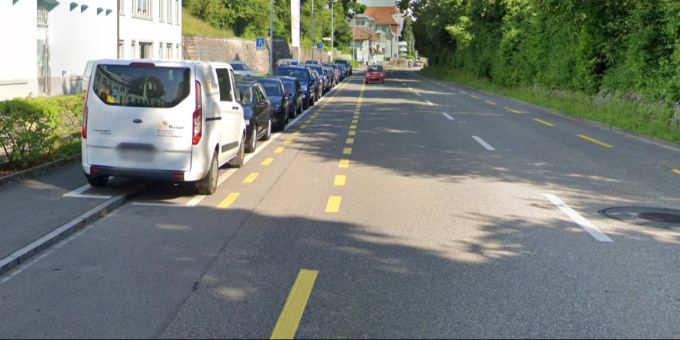 Hier gibt es laut Kanton nicht genügend Platz für Velofahrer und Fussgänger. Deshalb sollen die Längsparkplätze weg. thalwil