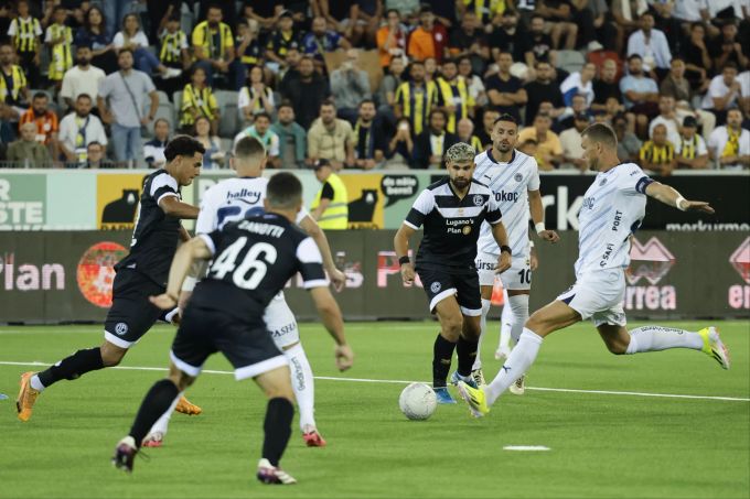 Edin Dzeko (Fenerbahce) im Einsatz gegen den FC Lugano in der Champions-League-Quali. Edin Dzeko FC Lugano
