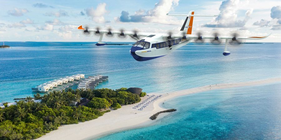 Wasserflugzeug fliegt über karibische Insel und Meer