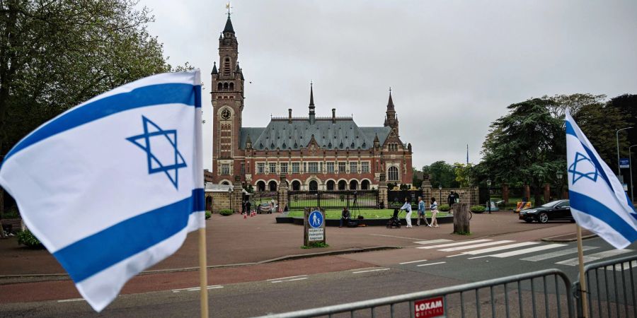 Pro-israelische Demonstranten protestieren vor dem höchsten Gericht der Vereinten Nationen. Der Internationale Gerichtshof legte eine Rechtsgutachten zur Besatzung Israels der palästinenischen Gebiete vor.