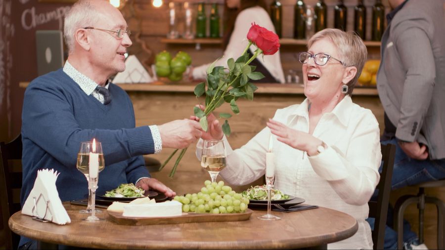 Ältere Menschen beim Rendezvous