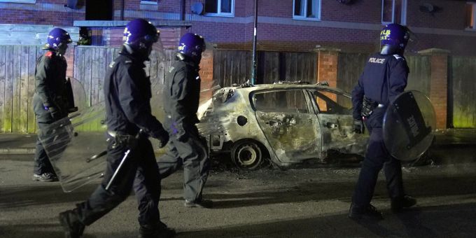 Polizisten attackiert - Schwere Randale in England nach Bluttat
