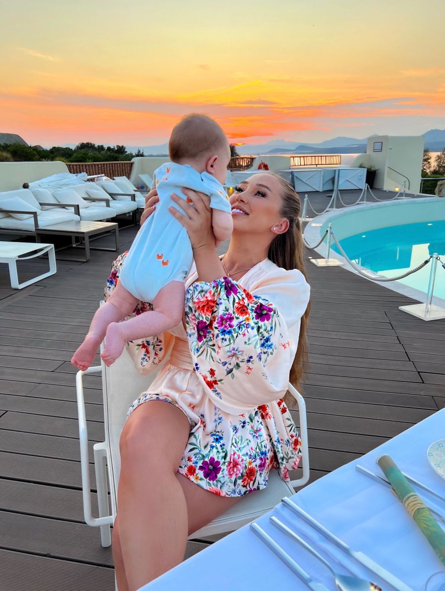 2025 wurden die Ex-Bachelorette und der Influencer erstmals Eltern. Jetzt ist Baby Nummer zwei unterwegs.