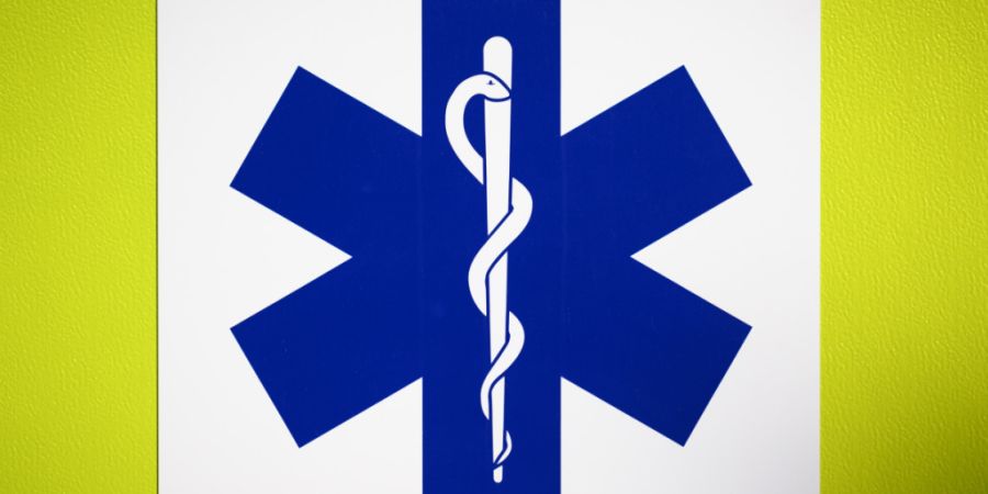 Ein 64-jähriger Töfffahrer musste am Dienstag nach einem Unfall in Beringen SH mit schweren Verletzungen ins Spital gebracht werden. (Symbolbild)