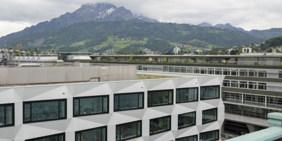 Weil die Universität Luzern für Urnerinnen und Urner gut erreichbar ist, können viele Studentinnen und Studenten von dort pendeln. (Archivaufnahme)