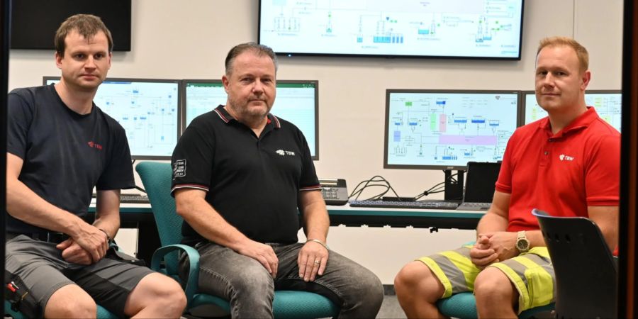 Blick in den TBW-Kontrollraum: Hier arbeiten Florian Schär, Manuel Engler und Christoph Fäh (v.l.) rund um die Uhr.