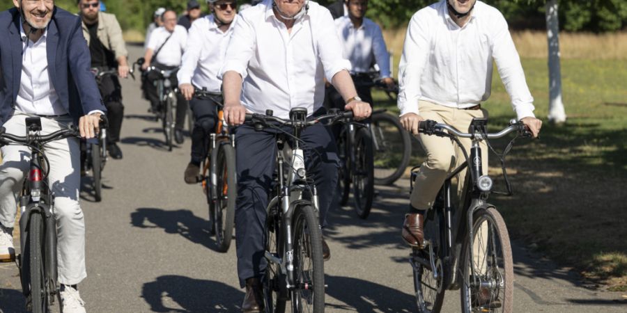 Bundespräsident Frank-Walter Steinmeier fährt zusammen mit dem Lörracher Oberbürgermeister Jörg Lutz (links( und dem Basler Regierungspräsidenten Conradin Cramer (rechts) mit dem ...