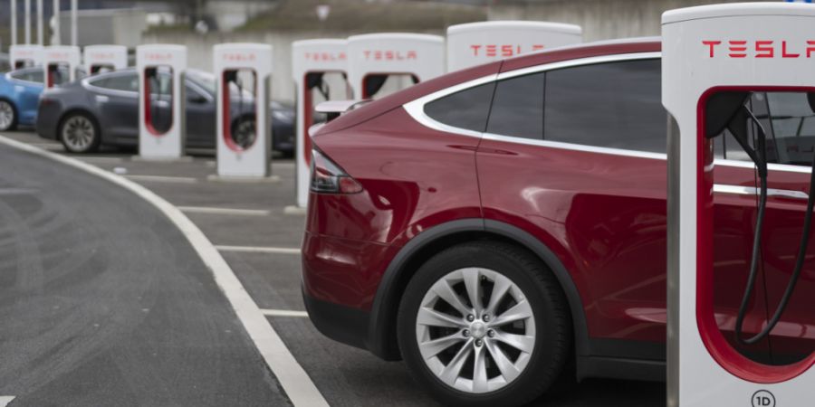 Der US-Autobauer Tesla hat dieses Jahr wieder mehr Fahrzeuge in der Schweiz verkauft. (Archivbild)