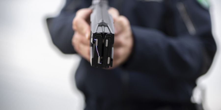 Polizisten der Stadtpolizei St. Gallen setzten einen Taser gegen einen Mann ein. (Symbolbild)